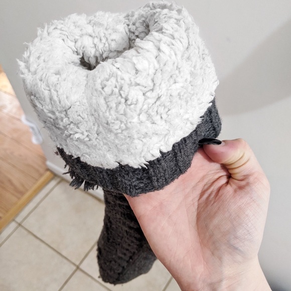 Charcoal knit and fuzzy socks with fringes - Picture 3 of 5